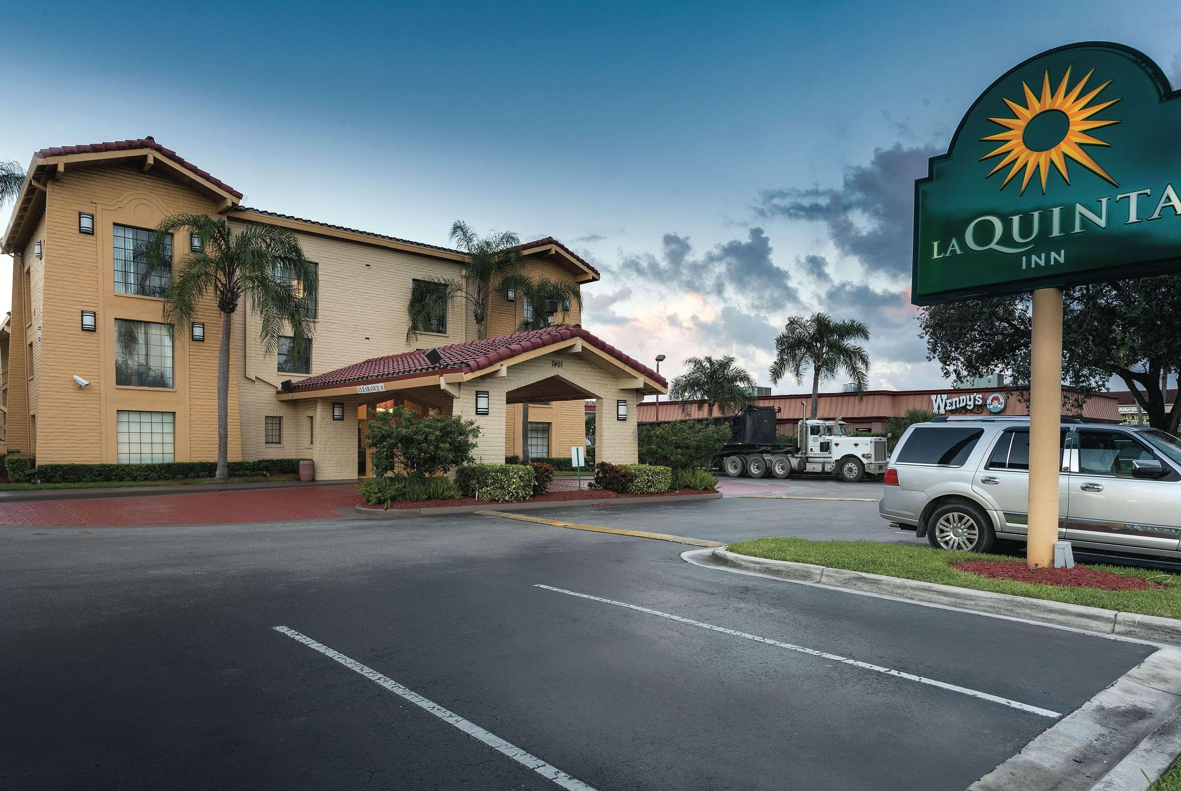 La Quinta Inn By Wyndham Miami Airport North Exterior photo