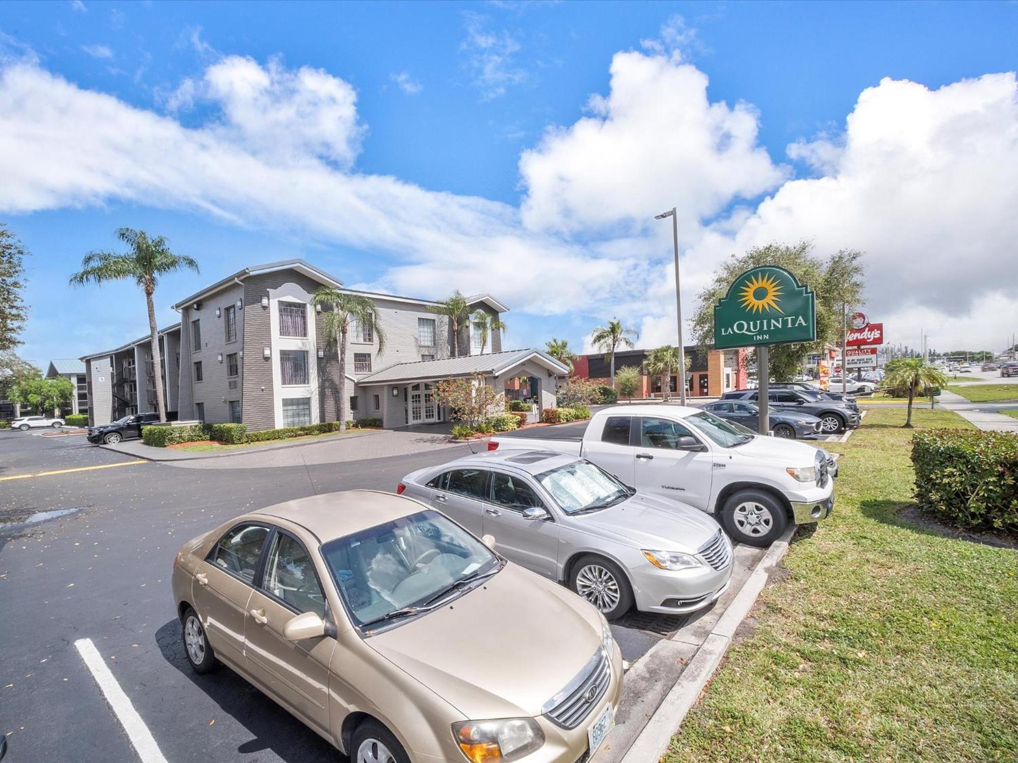 La Quinta Inn By Wyndham Miami Airport North Exterior photo