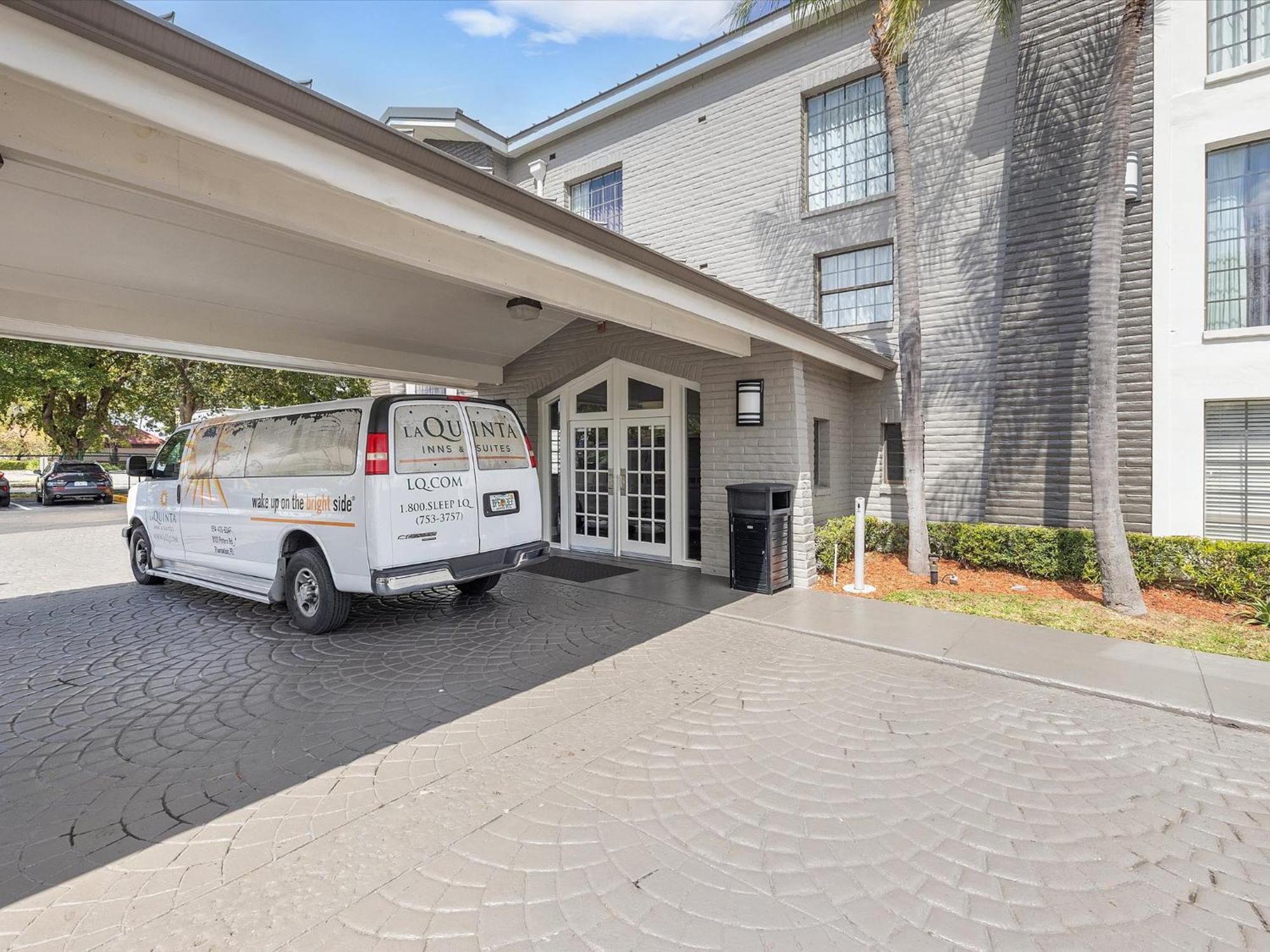 La Quinta Inn By Wyndham Miami Airport North Exterior photo