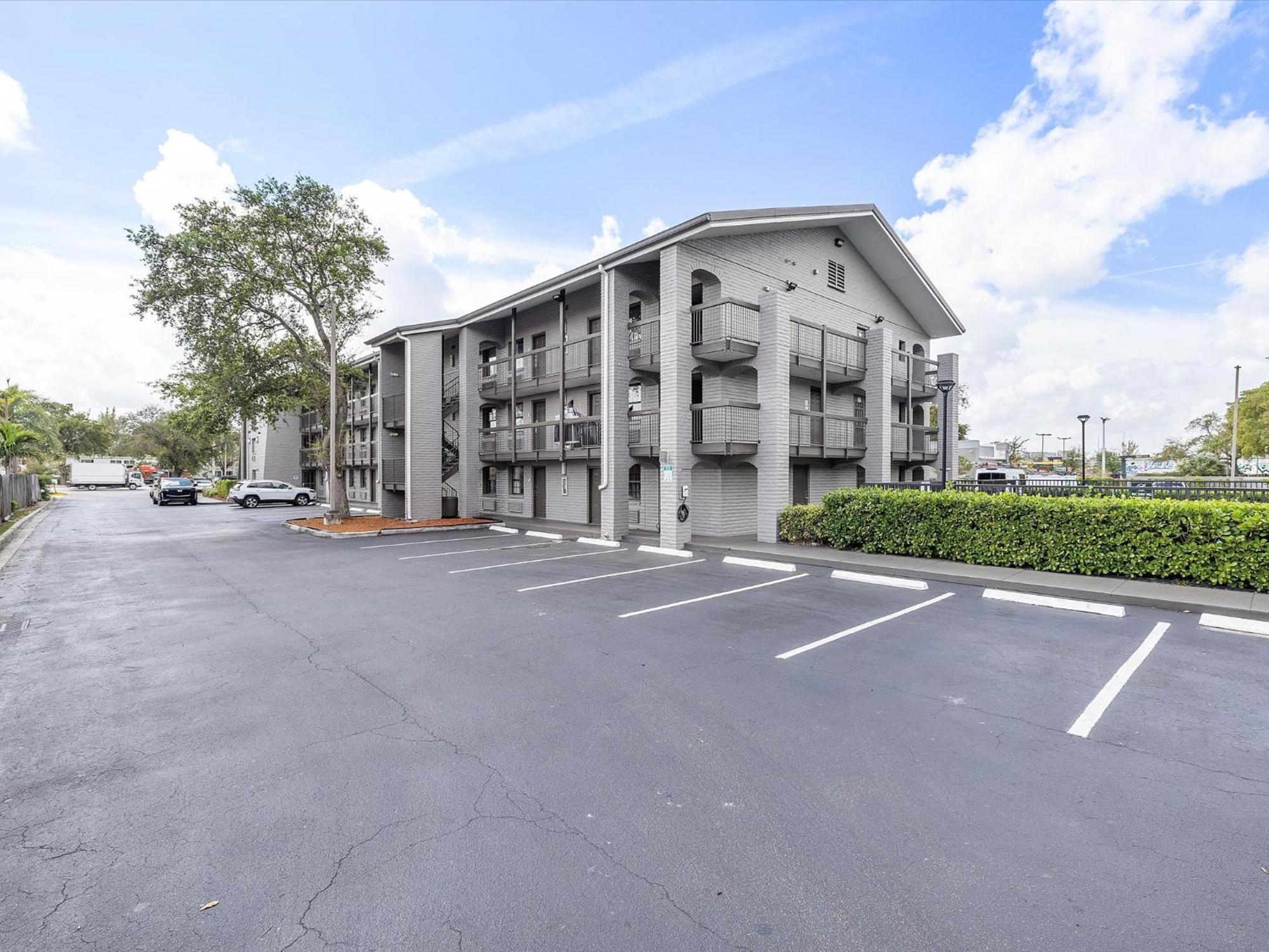 La Quinta Inn By Wyndham Miami Airport North Exterior photo