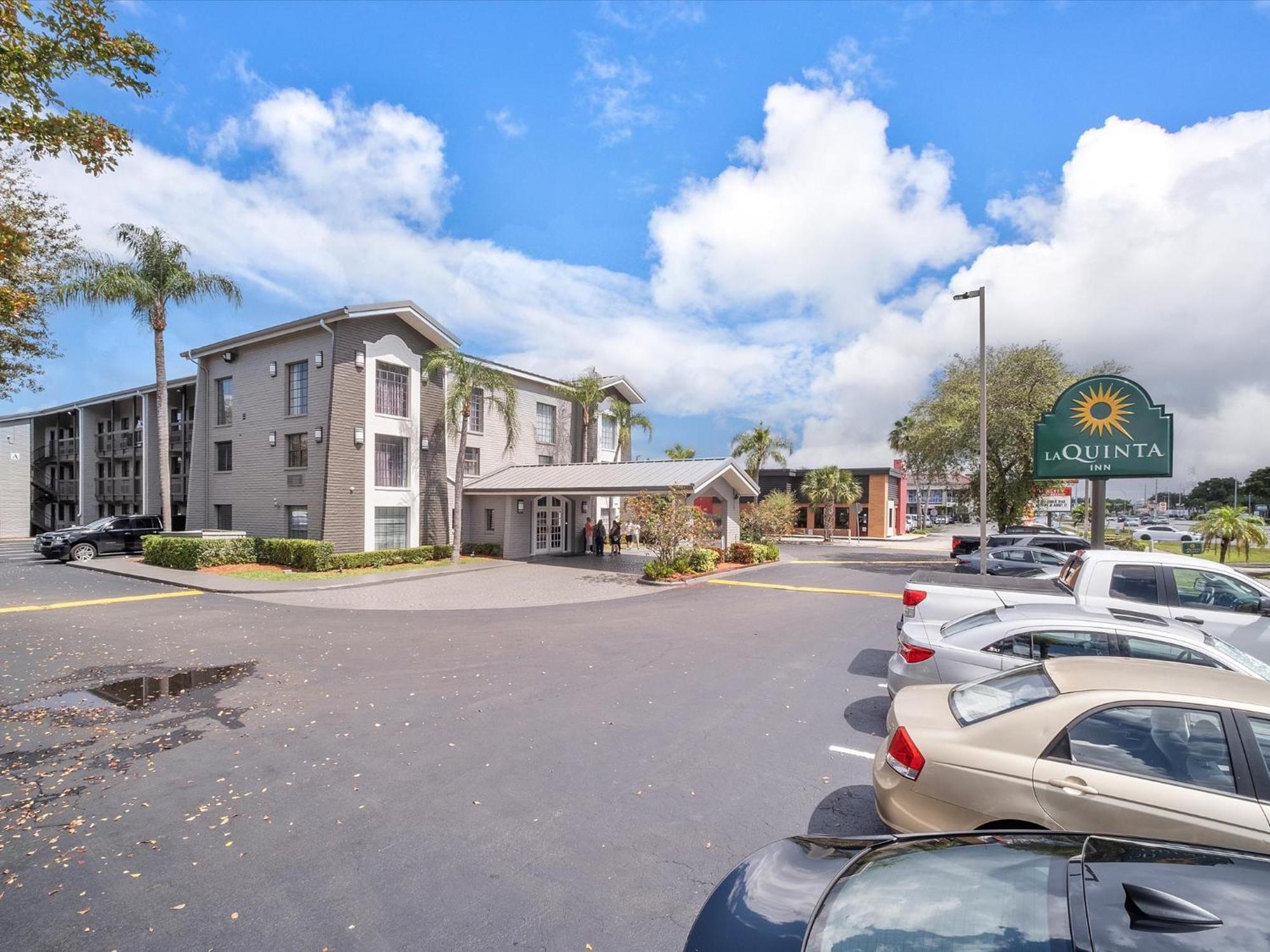 La Quinta Inn By Wyndham Miami Airport North Exterior photo