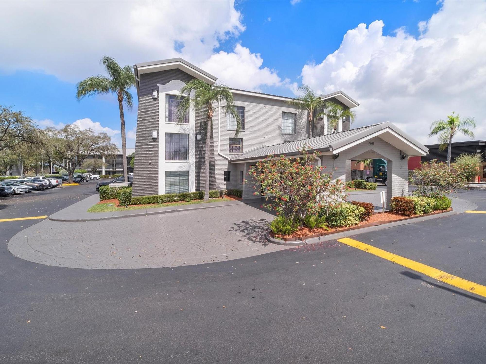 La Quinta Inn By Wyndham Miami Airport North Exterior photo