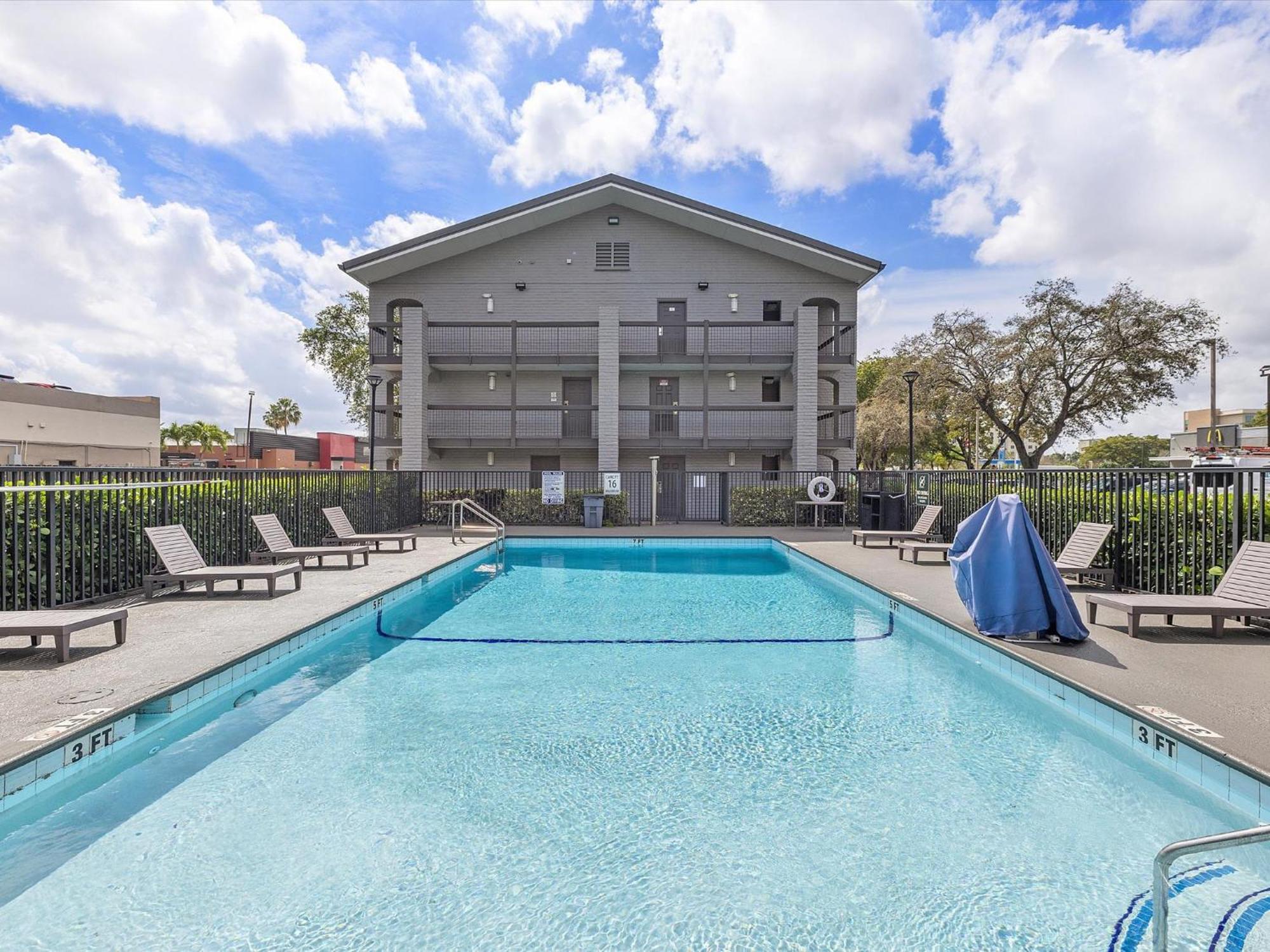 La Quinta Inn By Wyndham Miami Airport North Exterior photo