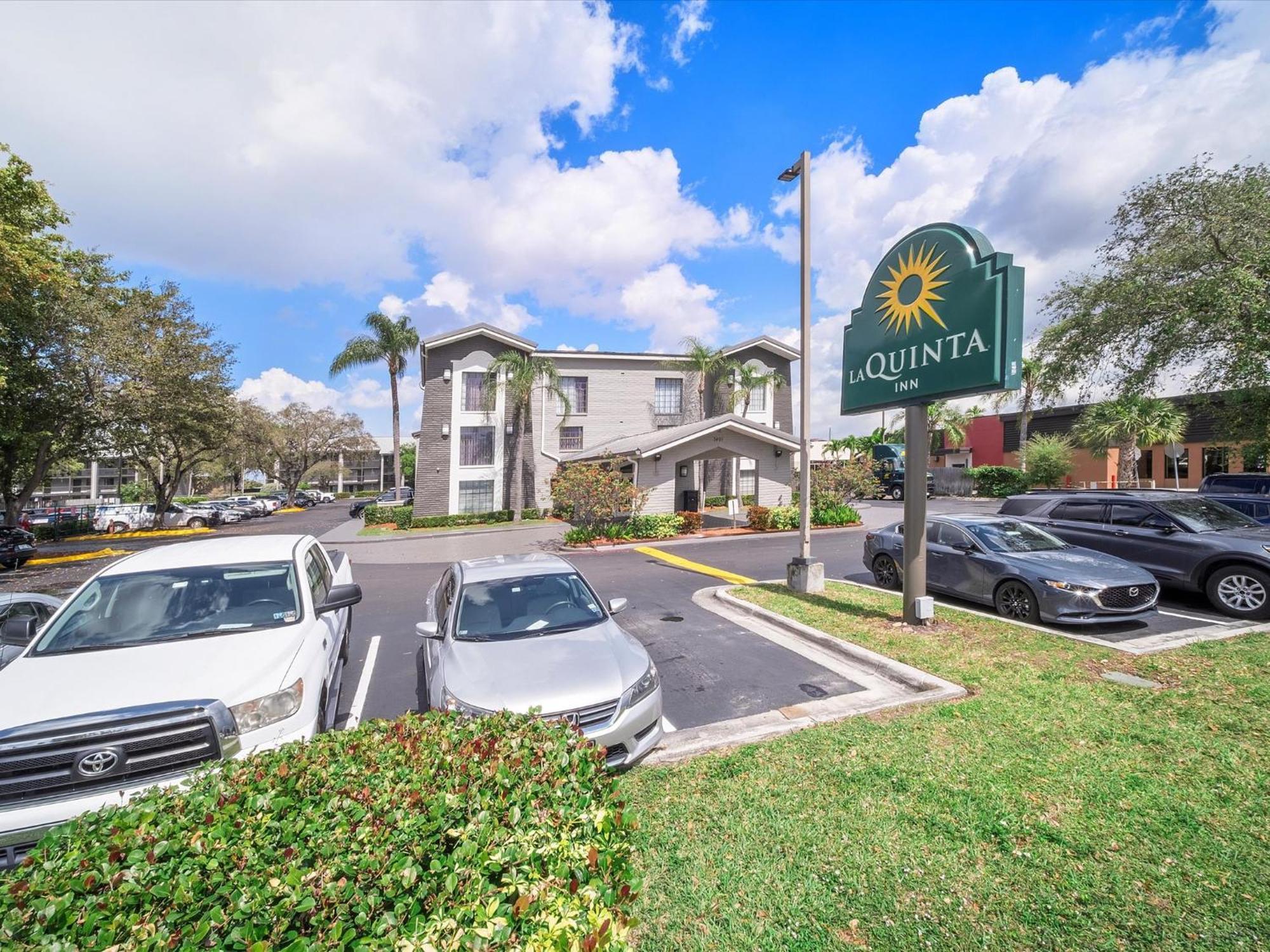 La Quinta Inn By Wyndham Miami Airport North Exterior photo