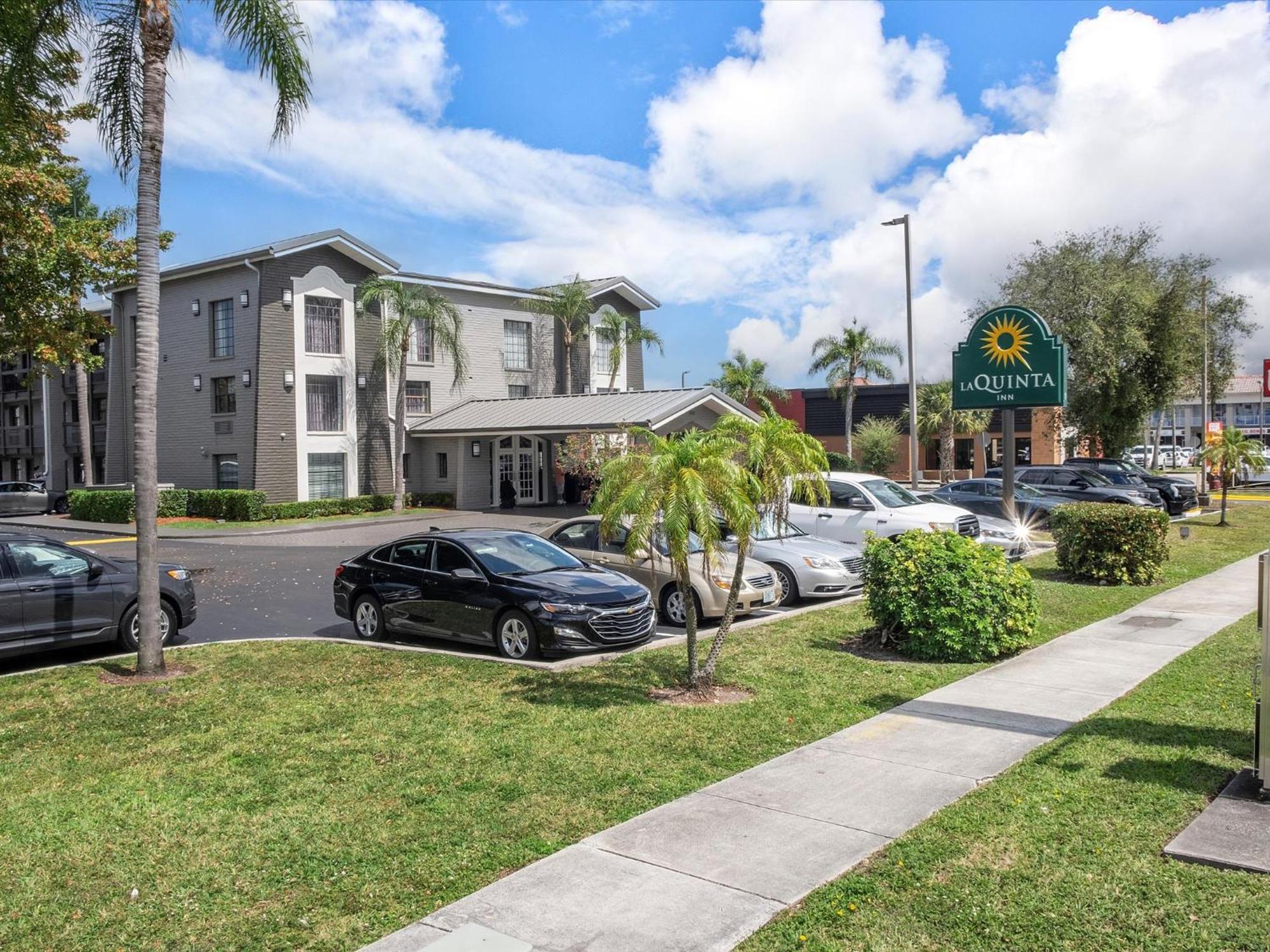 La Quinta Inn By Wyndham Miami Airport North Exterior photo